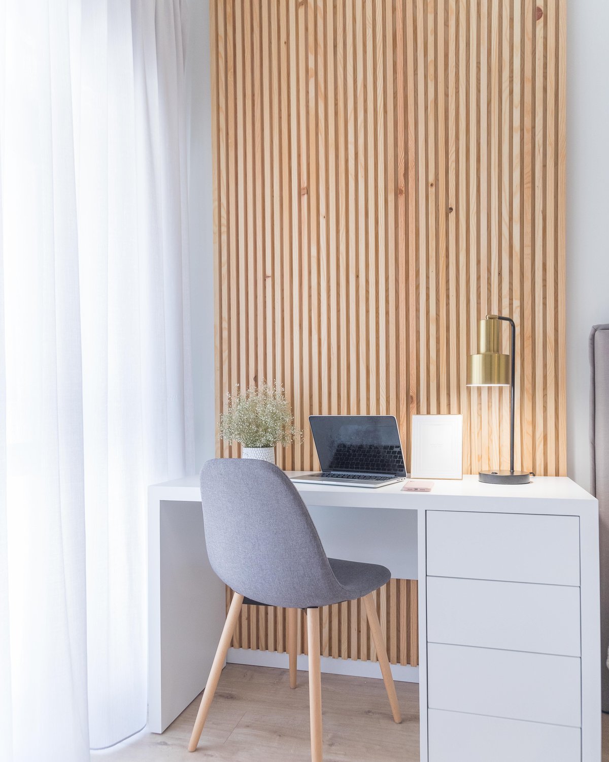 Rustige thuiswerkplek met bureau en laptop